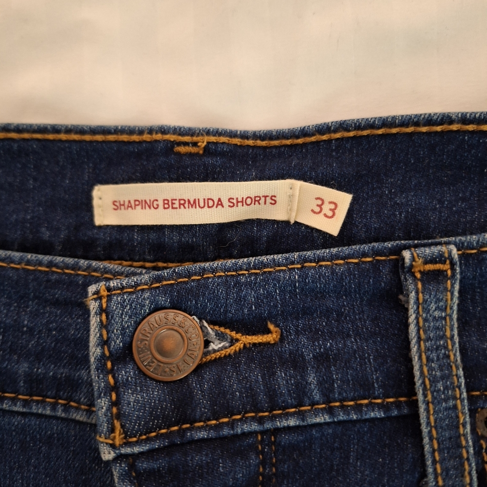 Levis Bermuda Shaping Shorts, Size 33, Mid rise, Dark Wash - Picture 3 of 3